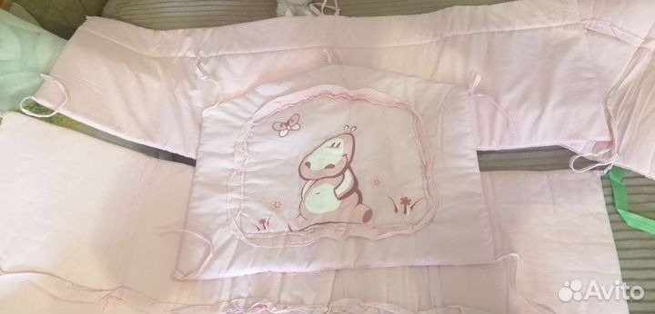 Бортики в детскую кроватку розовые