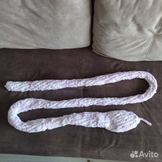 Длинная вязанная игрушка змея