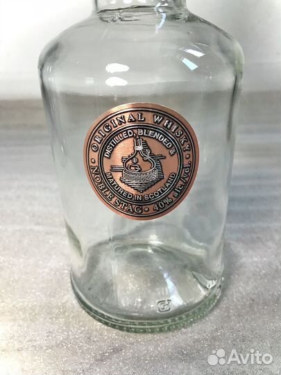 Пустые бутылки с крышкой