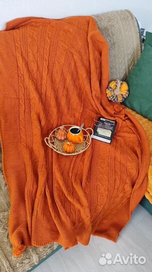 Пледы вязаные с помпонами