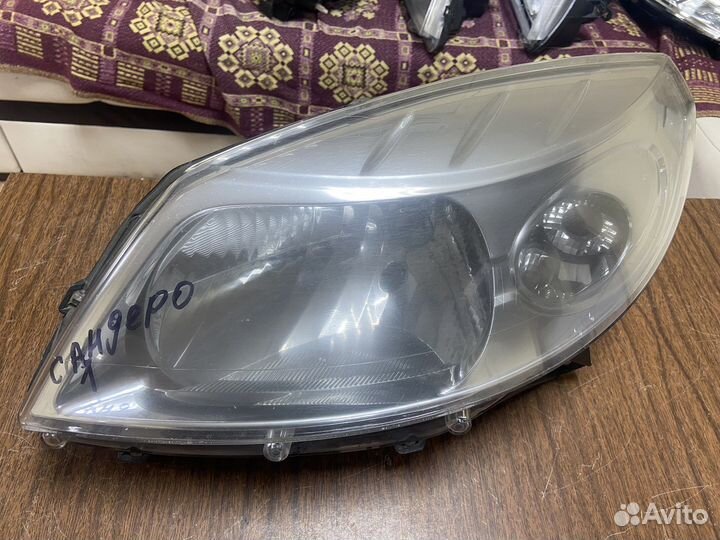 Фара левая Renault Sandero 1 09-14г