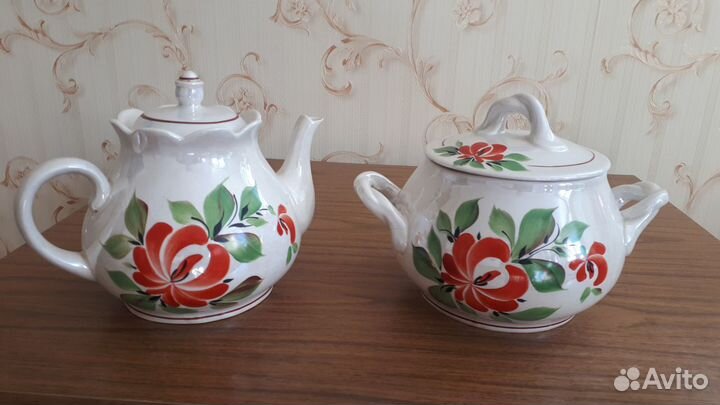 Фарфоровые чайник и супница