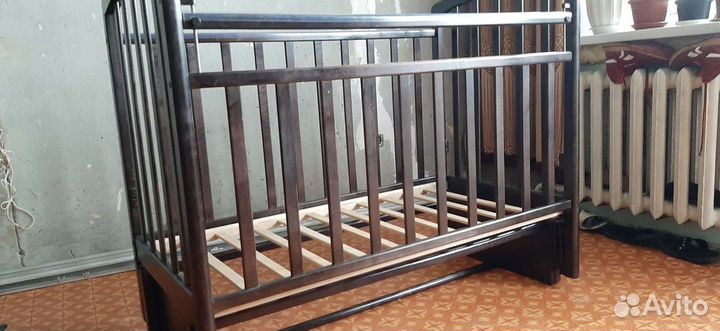 Детская кроватка с маятником