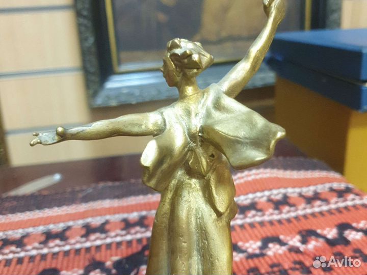 Бронзовая статуэтка СССР