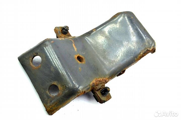 Кронштейн пневморессоры переднего моста, правый vo