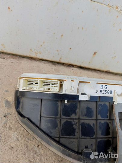 Щиток приборов Mazda Familia