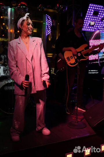 Звездная ведущая и певица