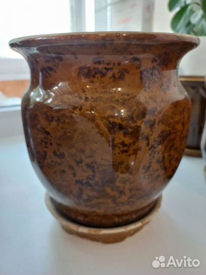 Глиняный горшок для цветов