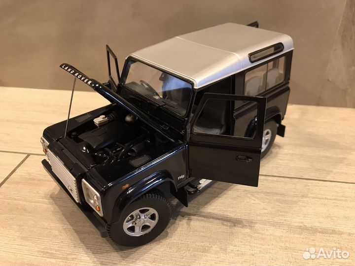 Land Rover Defender 1:18