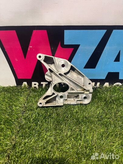 Кронштейн компрессора кондиционера Ford Mustang