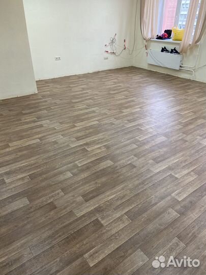 Укладка линолеума,установка плинтусов