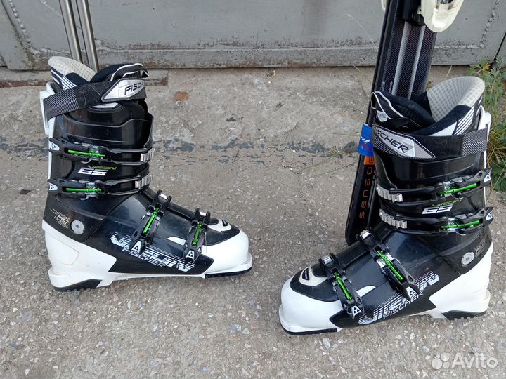 Комплект: горные лыжи, палки и ботинки