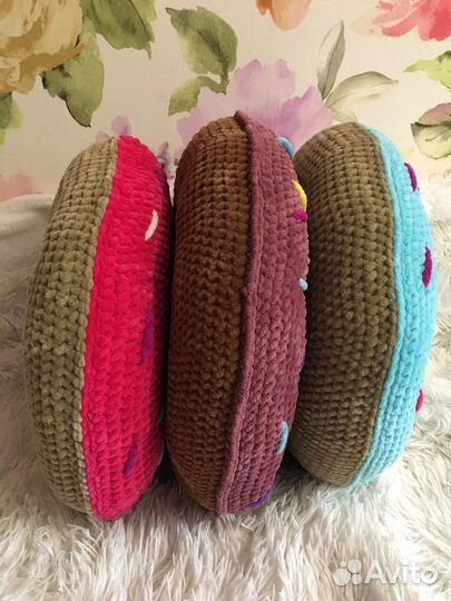 Вязанный пончик-подушка