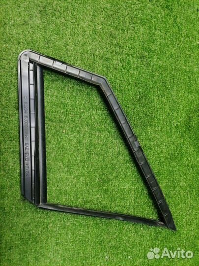 Уплотнитель стекла двери передний правый Subaru Xv