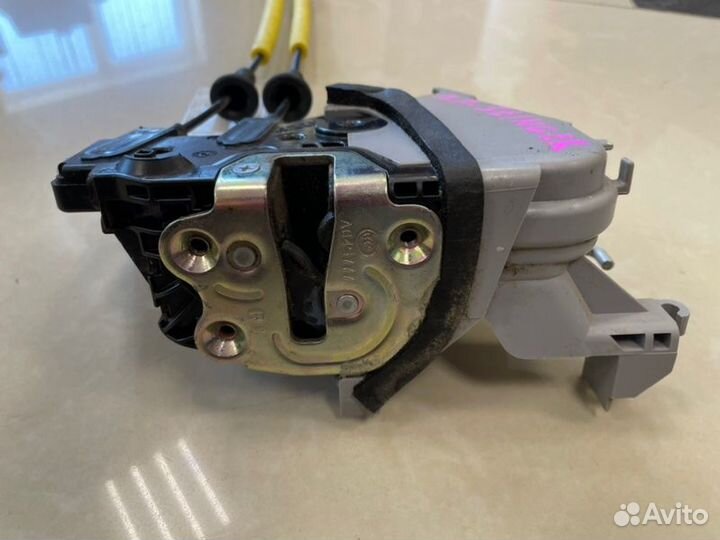 Замок боковой двери передний правый Kia Stinger