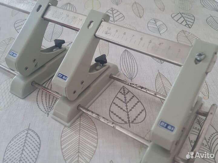 Дырокол регулируемый на 3 отверстия крепкий