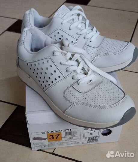 Кроссовки женские