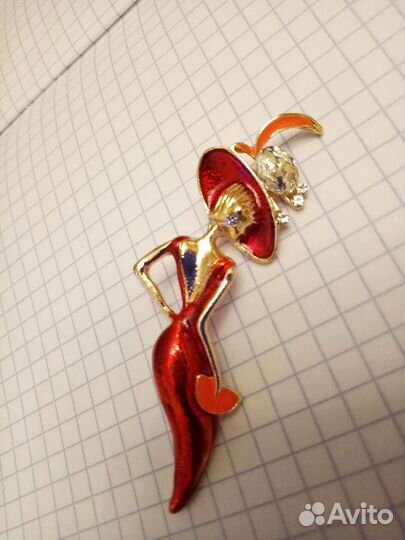 Брошь. Дама в красном
