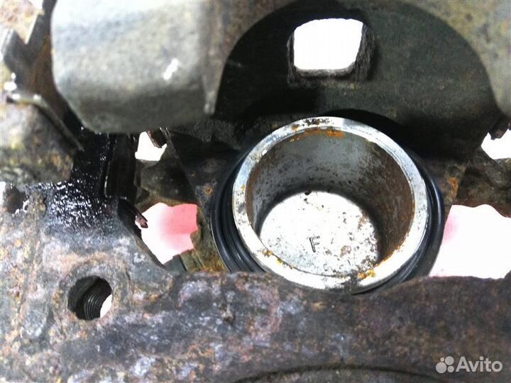 Суппорт передний левый Suzuki Grand Vitara FTB03V