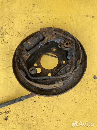 Щит опорный задний левый для Toyota Caldina ET196