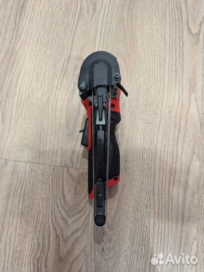 Угловая ленточная шлифмашинка Milwaukee 2482-20 М1