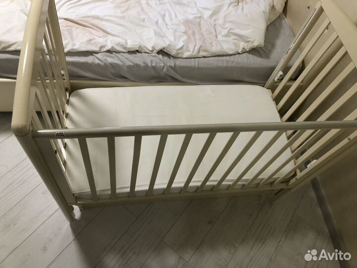 Детская кроватка с маятником и ящиком
