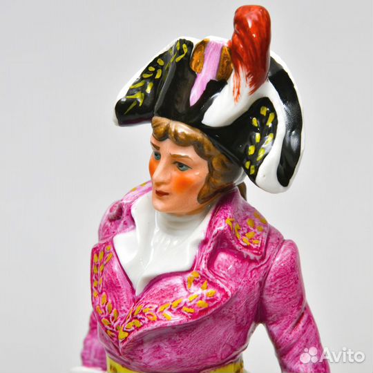 Фарфоровая статуэтка