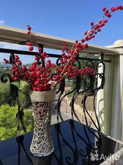 Стеклянная ваза с декоративной рябиной