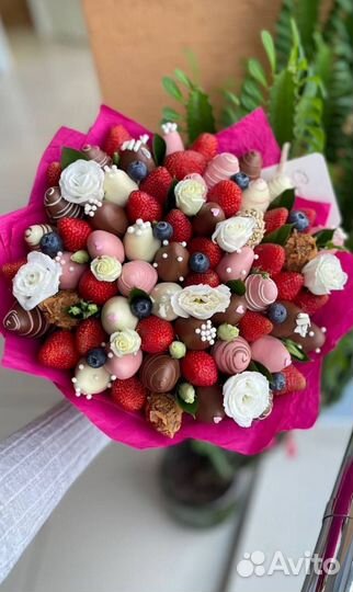 Букет клубника в шоколаде с цветами