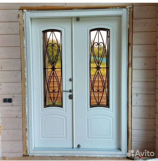 Двери входные уличные со стеклом 3302