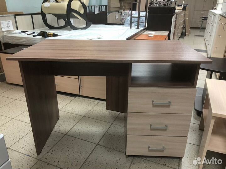 Стол письменный в наличии
