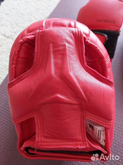 Боксерские перчатки и шлем для кикбоксинга