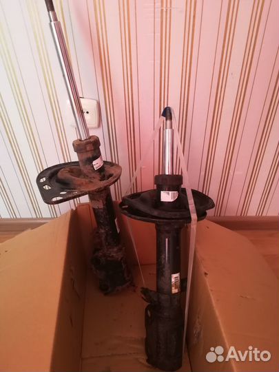 Стойки задние правая левая toyota camry 40