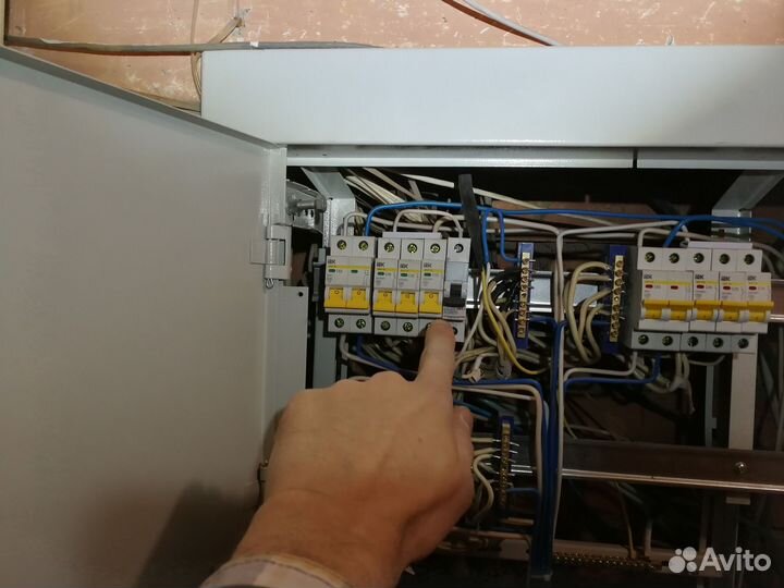 Установка соединительной коробки в щите