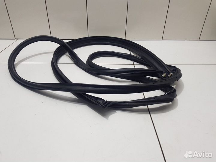 Уплотнитель двери передний левый