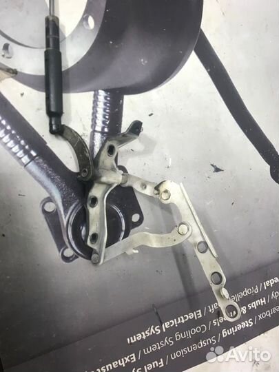 Петля капота Mercedes-Benz S-Class W221