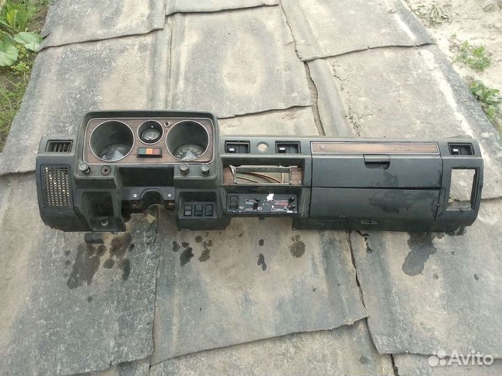 Панель приборов (торпедо) на Волгу