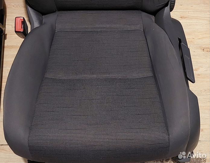 Передние сиденья Volkswagen Golf 5