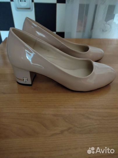 Туфли женские 38 размер бежевые лак