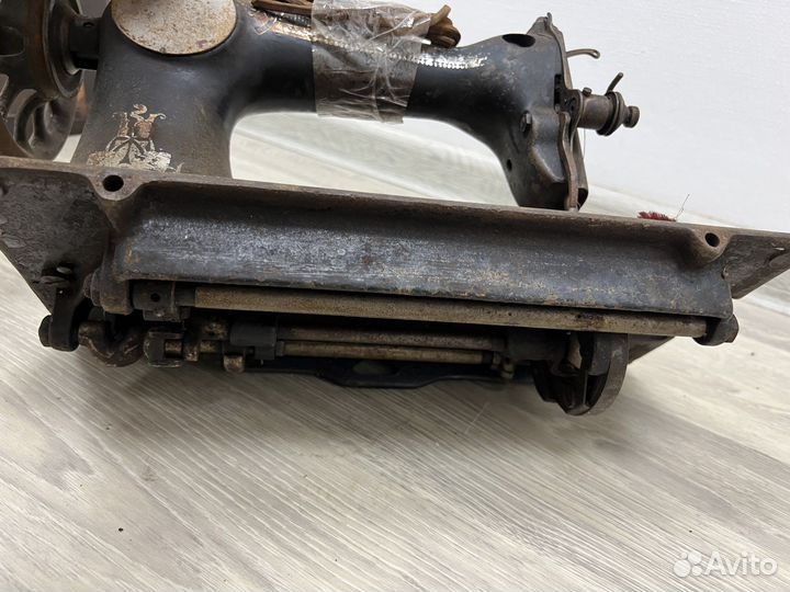 Старая швейная машинка Зингер