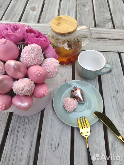 Клубника в шоколаде с цветами