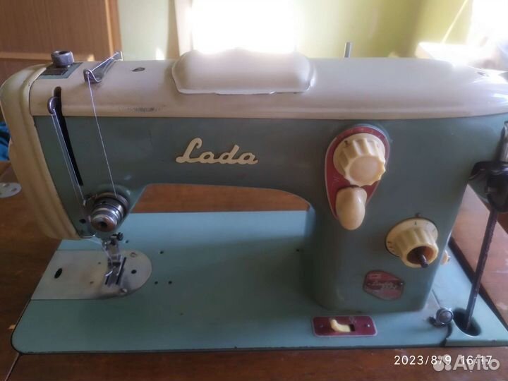 Швейная машина LADA