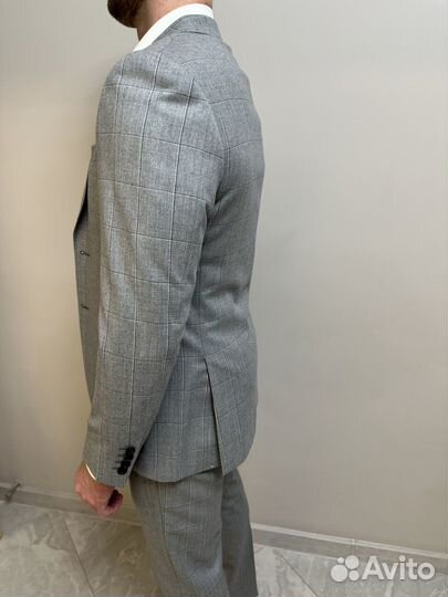 Серый клетчатый костюм 