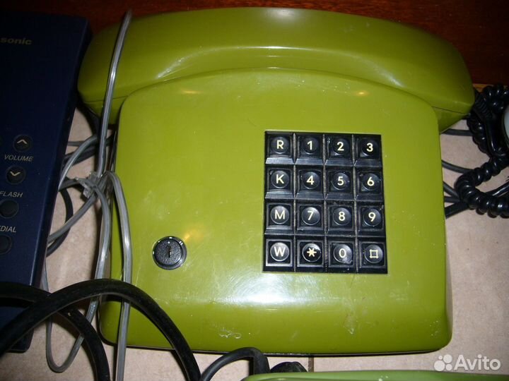 Телефоны кнопочные и диски от телефонов
