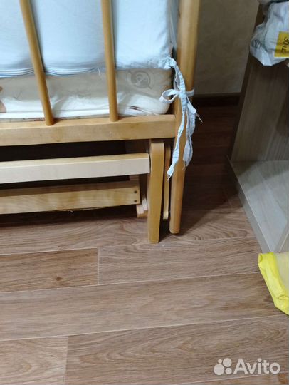 Детская кроватка с маятником