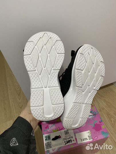 Кроссовки 28