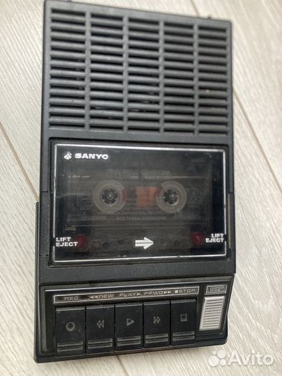 Кассетный магнитофон sanyo переносной 80-90 гг