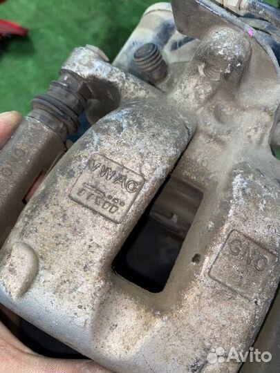 Суппорт тормозной задний правый Volkswagen Passat