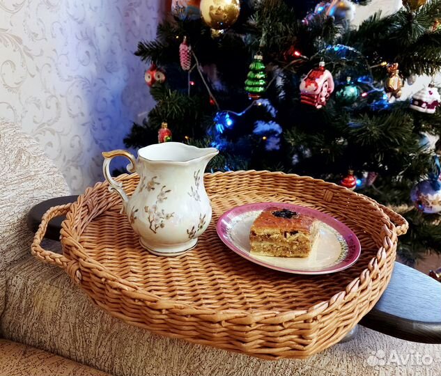 Плетеный поднос с ручками в форме сердца