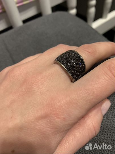 Кольцо с черными камнями